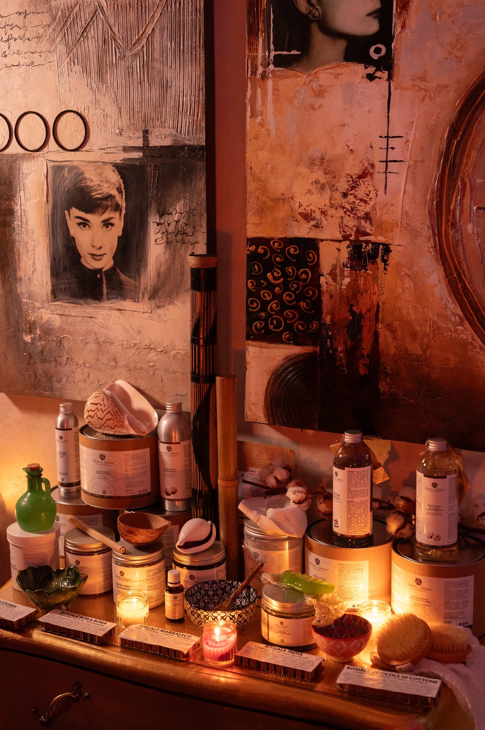 Ingresso elegante della spa con candele e luci soffuse