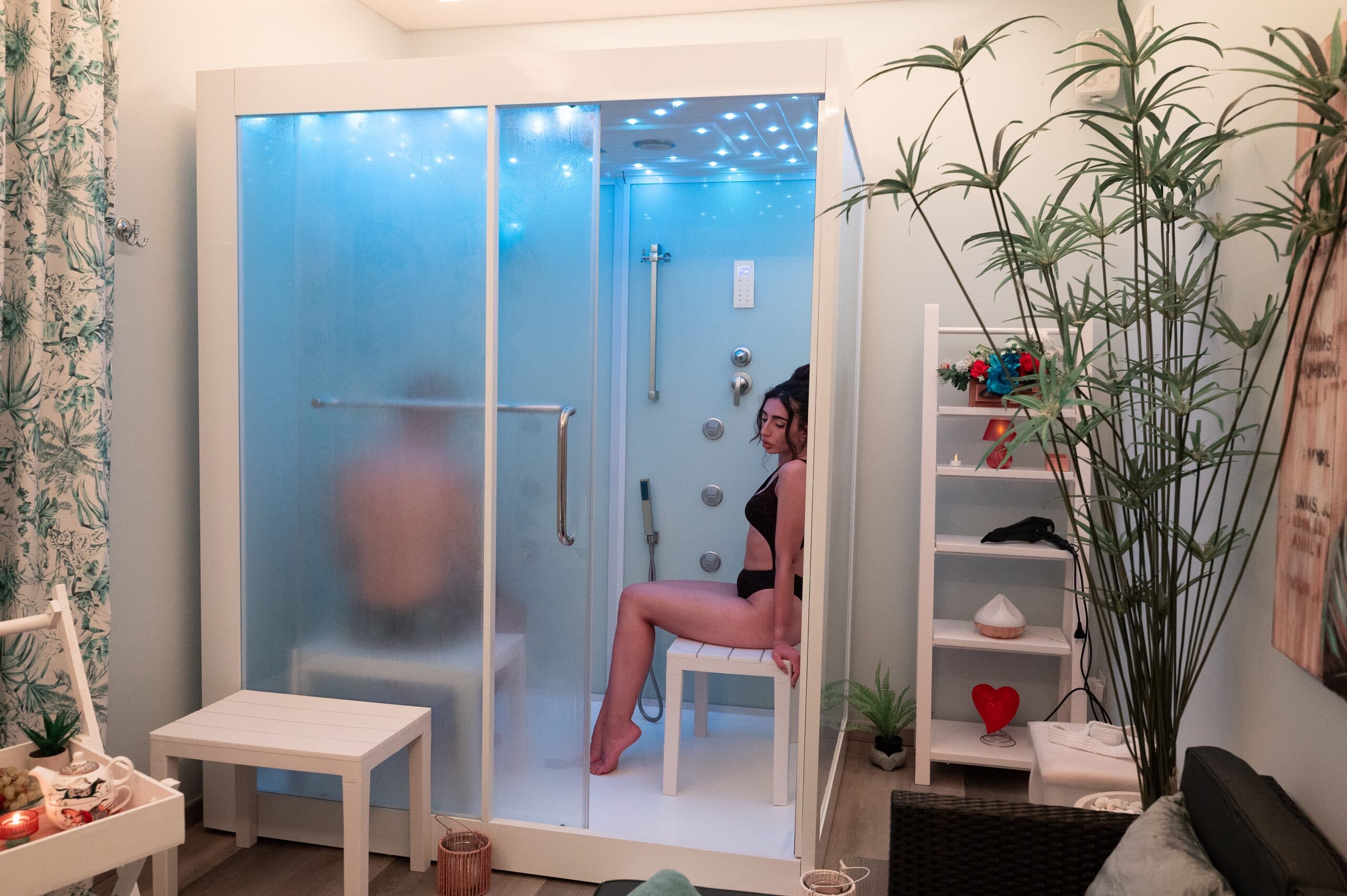 Parete in pietra naturale con cascata illuminata della spa